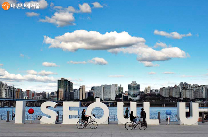 한강에 설치된 I·SEOUL·U 설치물 ⓒ 김양수