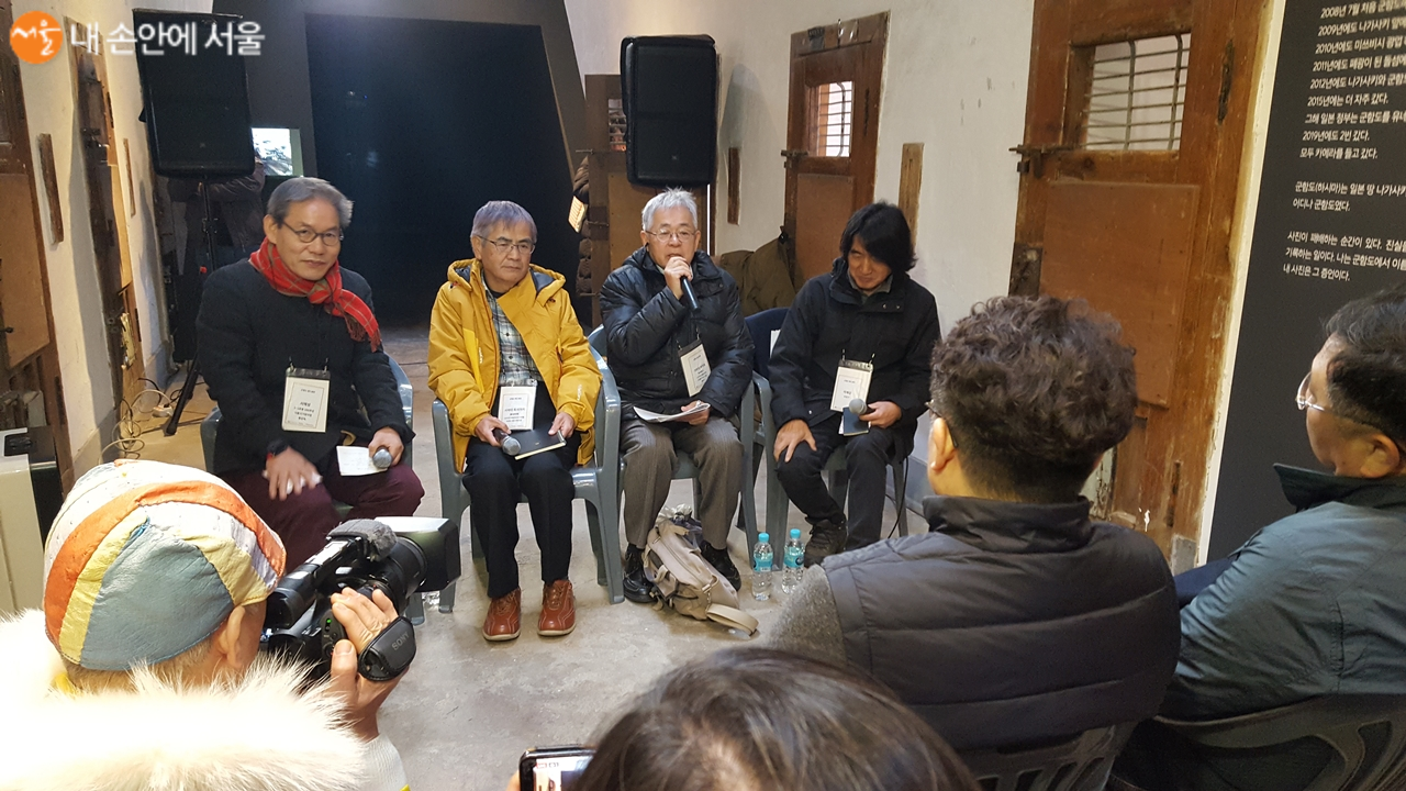 08-나가사키 인권모임 관계자가 자신들의 활동내용을 소개하고 있다.(좌로부터 서해성, 시바타, 기무라, 이재갑)