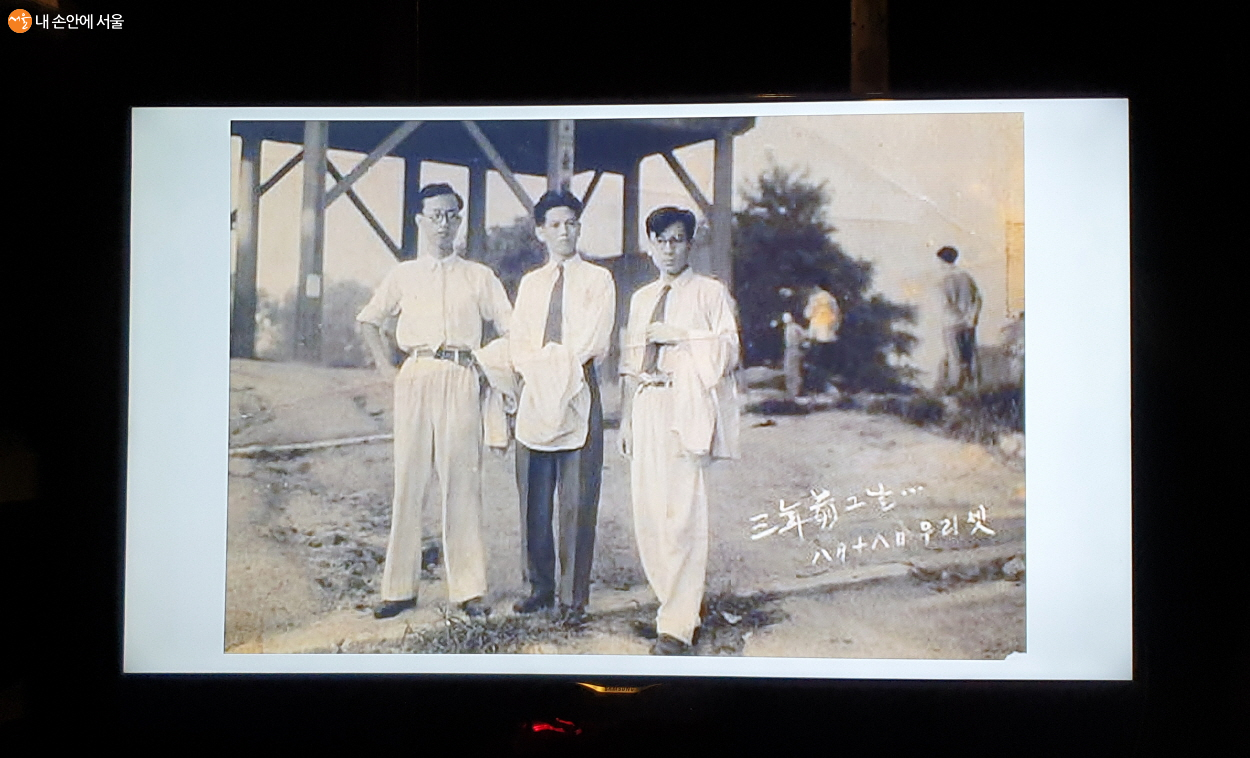 광복군 정진대원 장준하, 김준엽, 노능서가 비행기착륙 지점에서 기념촬영을 하고 있다.