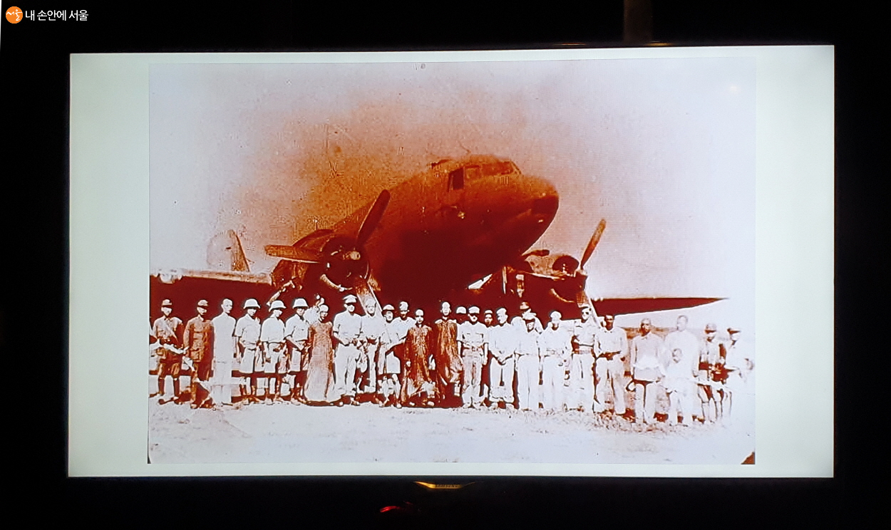 C-47 수송기앞에서 광복군과 미군들이 함께 기념사진을 찍고 있다.