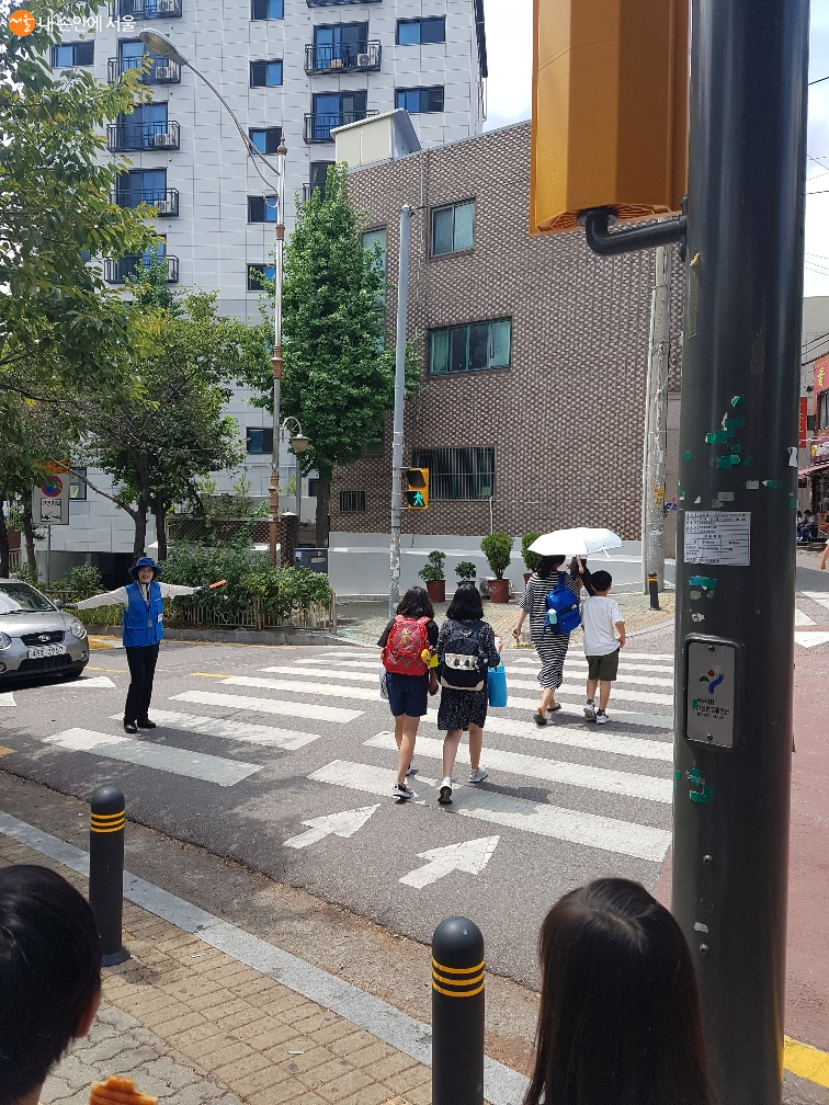 2019년 서울시 50+보람일자리 사업 ‘학교안전관리지원단’ 활동 모습 ⓒ김가현