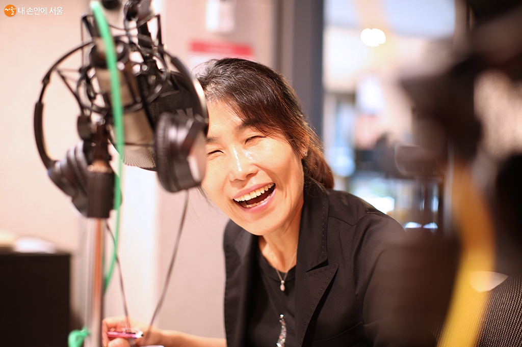 2019년 ‘서울50+인턴십’으로 목소리 녹음 업무를 하고 있는 참여자 ⓒ김가현
