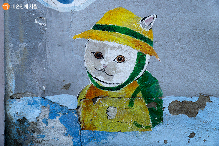 7번 버스 종점인 '개미마을' 정거장에서 내리면 반겨주는 유치원 가는 고양이 벽화 ⓒ강동호