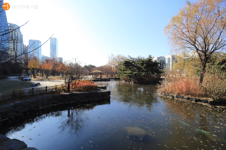 지당에는 서울의 과거,현재, 미래를 상징하는 인공섬이 3개있다.