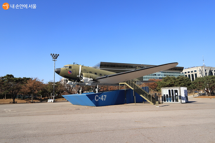 여의도공원에 놓여 있는 대한민국 임시정부 기념공간인 C-47비행기 전시관.