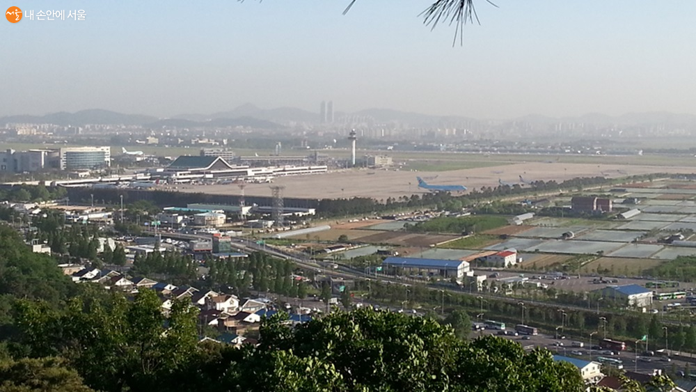 개화산둘레길 하늘길전망대에서 내려다본 김포공항 일대 모습