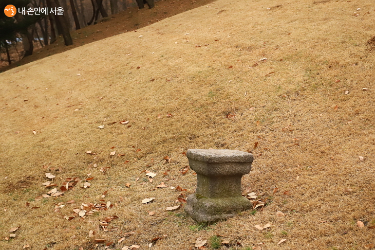 축문을 태우는 소전대는 일부 왕릉에만 보이는 독특한 석물이다. 