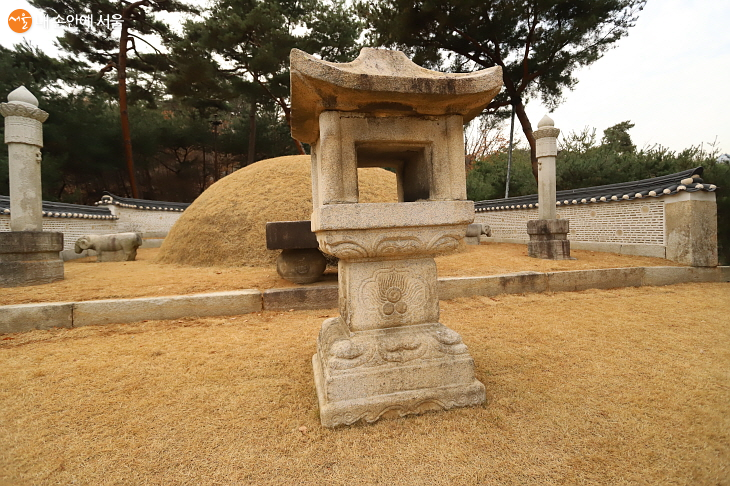 장명등과 혼유석을 받치는 둥근 돌받침인 고석은 조선왕릉 가운데 가장 오래된 석물이다 ⓒ염승화 2017년 9월 먼발치에서 바라본 정릉 능침과 정자각 지붕