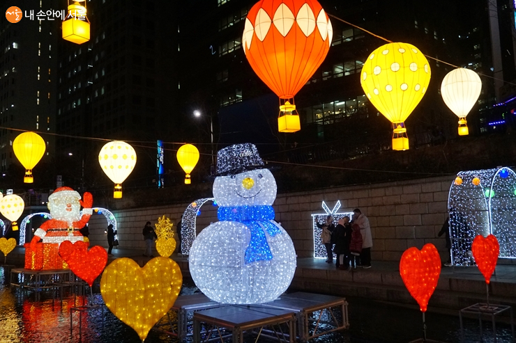 올해로 5회째를 맞는 서울 크리스마스 페스티벌은 '산타와 함께 빛의 길을 걷다'는 주제로 열린다 ⓒ김윤경