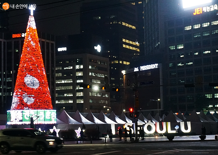 서울광장에 설치된 대형 디지털 크리스마스 트리 ⓒ김윤경