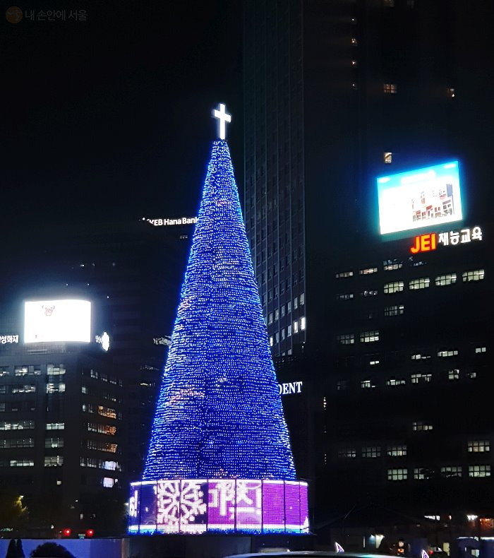 서울시청 서울광장 앞 대형 성탄 트리 모습 ⓒ김은주