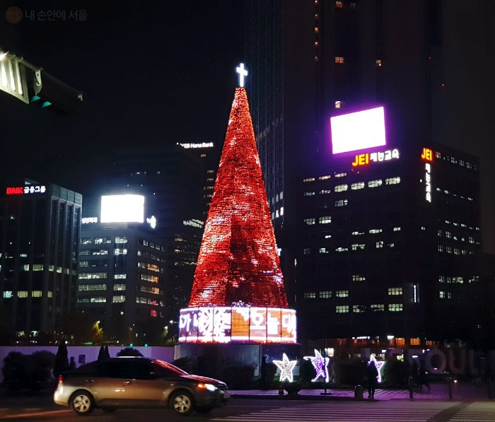 서울광장 성탄 트리는 LED 조명으로 꾸며진 디지털 트리다 ⓒ김은주
