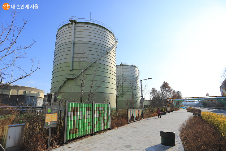 서울과학관 진입로에서 만나는 중랑물재생센터의 거대한 탱크들의 위용이 대단하다