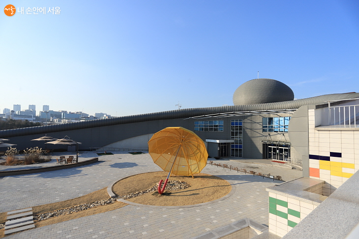 대형 우산 조형물이 눈길을 끄는 서울하수도과학관 후면 전경