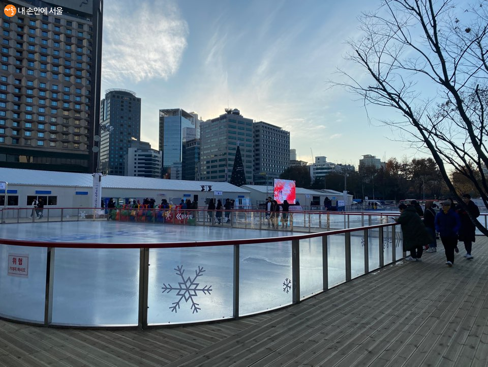 서울광장의 스케이트장과 사람들의 모습