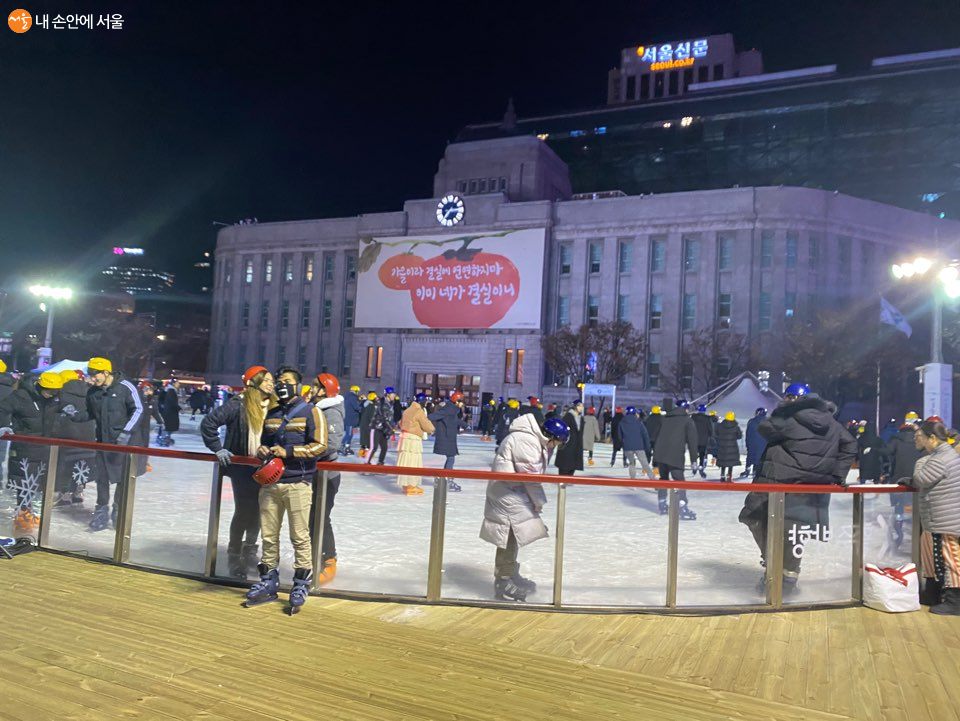 시청 앞 광장에 설치된 스케이트장에서 스케이팅을 즐기는 시민들