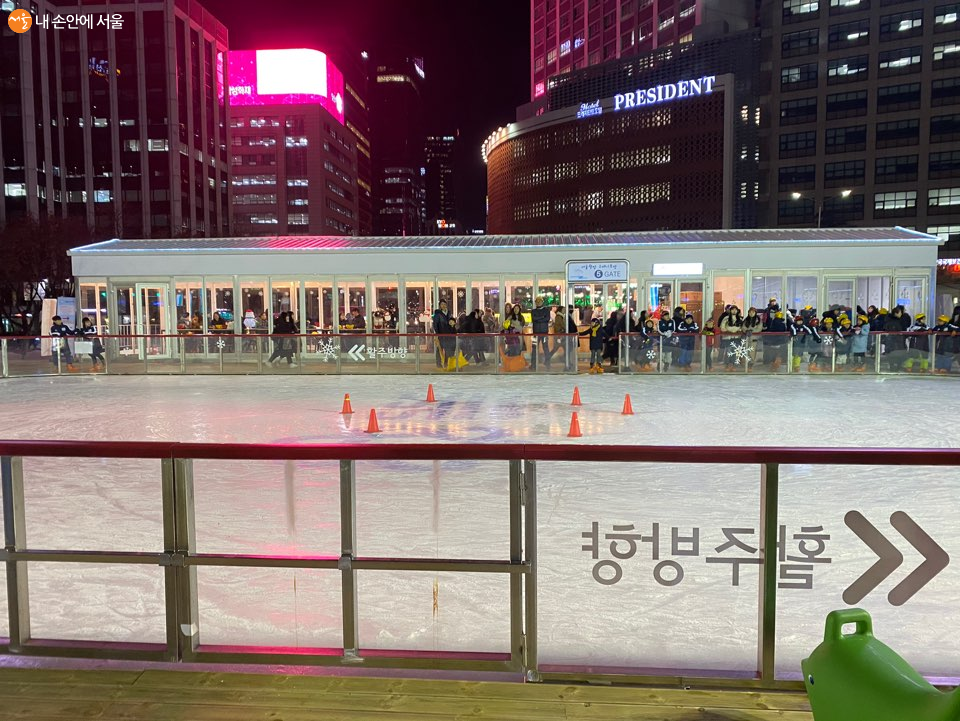 서울광장 야외 스케이트장과 시민들