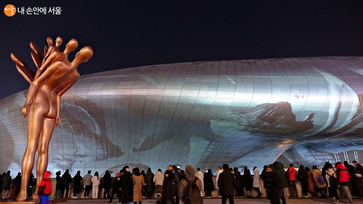 지나가던 시민과 관광객들도 처음 만나는 빛 축제 ‘서울라이트’에 발길을 멈췄다 ©이선미