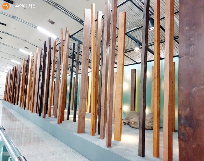 녹사평역에 설치된 김아연 작가의 '숲 갤러리' 모습 ⓒ김은주