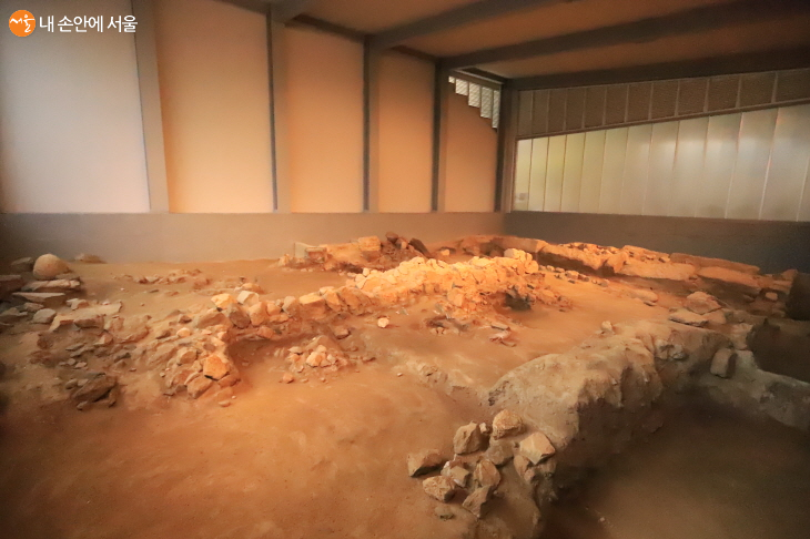 마을 땅밑에서 발굴된 경희궁 궁장유구를 보존, 전시하는 유적전시실