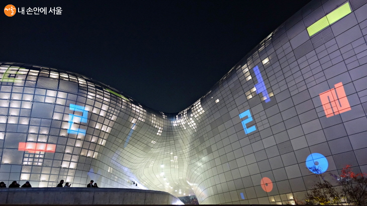 DDP외벽이 거대한 스크린이 되는 서울라이트 ‘서울 해몽(SEOUL HAEMONG)’ⓒ이선미
