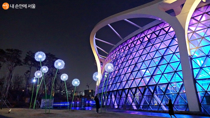 아름다운 서울식물원을 더 돋보이게 하는 민들레 홀씨 조형물에도 반짝이는 불빛이 켜진다 ©이선미