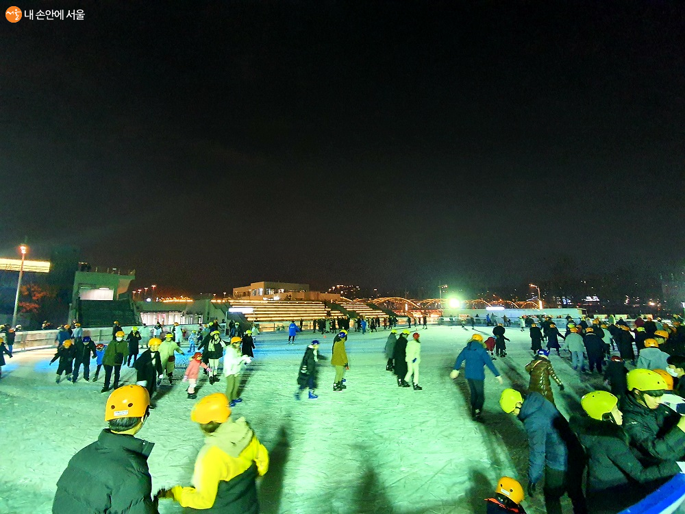 한강대교의 불빛과 서울의 야경이 보이는 노들섬 야외 스케이트장