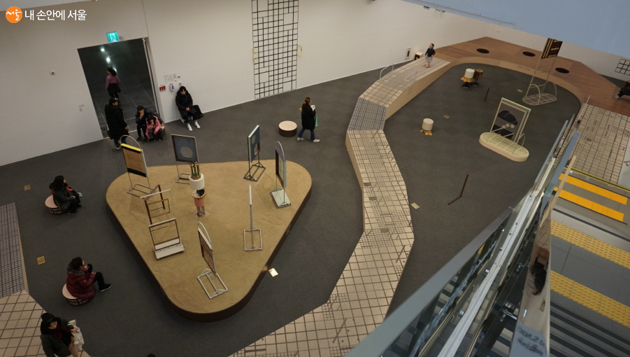 지하 1층 어린이 갤러리에서 진행 중인 전시 '사각 생각 삼각'을 관람하고 있는 시민들
