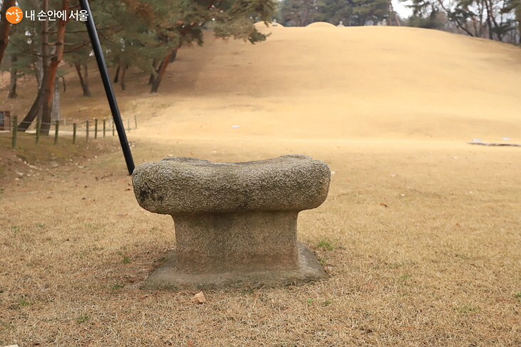 헌릉의 특이한 석물인 소전대가 정자각 왼편 평지에 놓여 있다. 