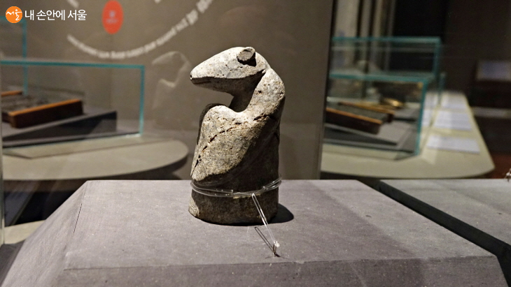 곱돌로 만들어진 쥐 모양의 조형물, 경주에서 출토된 것으로 통일신라시대에도 십이지 문화가 있었음을 알 수 있다