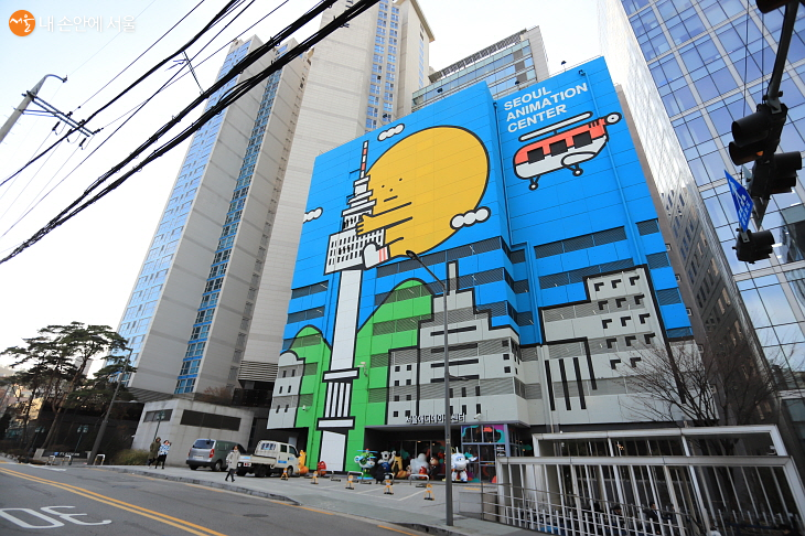 만화의집이 있는 서울애니센터 현관에는 초대형벽화가 그려져 있다. 