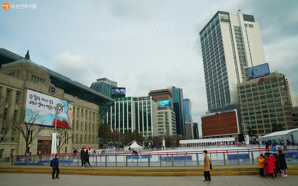시청 앞 정류장에서 하차하면 서울광장 스케이트장에 갈 수 있다. 