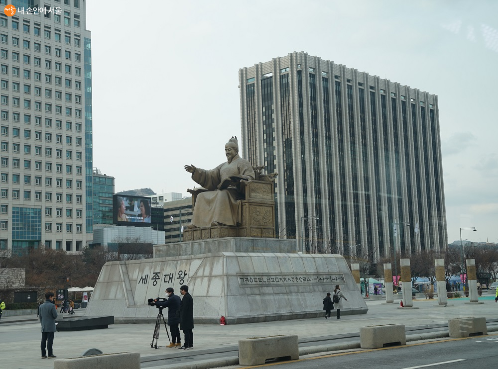 세종문화회관, 세종대왕 동상, 이순신 장군 동상을 볼 수 있는 KT 광화문지사 정류장