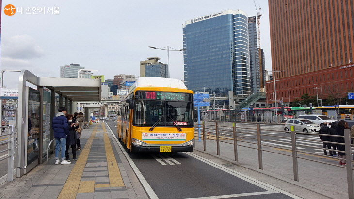 서울역 6번 정류장에서 01번 녹색순환버스를 이용할 수 있다.