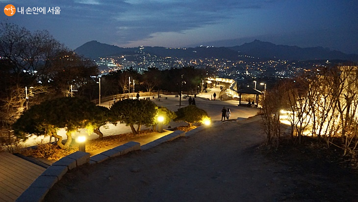 낙산코스는 도심 속 근사한 산책길로 인기가 많다 