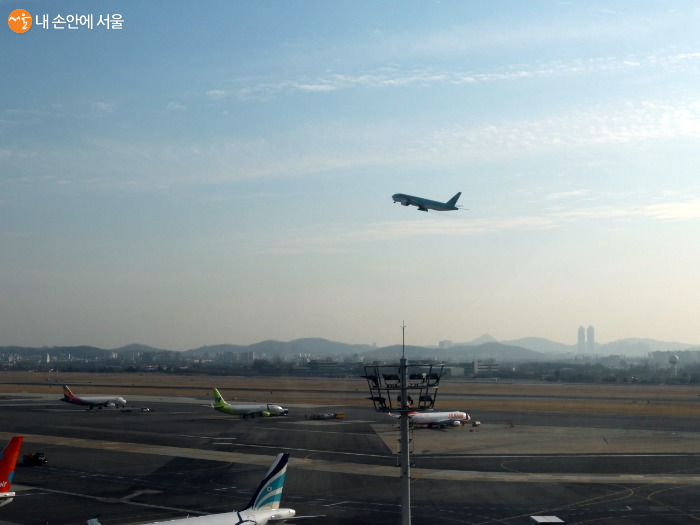 비행기의 이착륙을 볼 수 있는 김포공항 전망대 