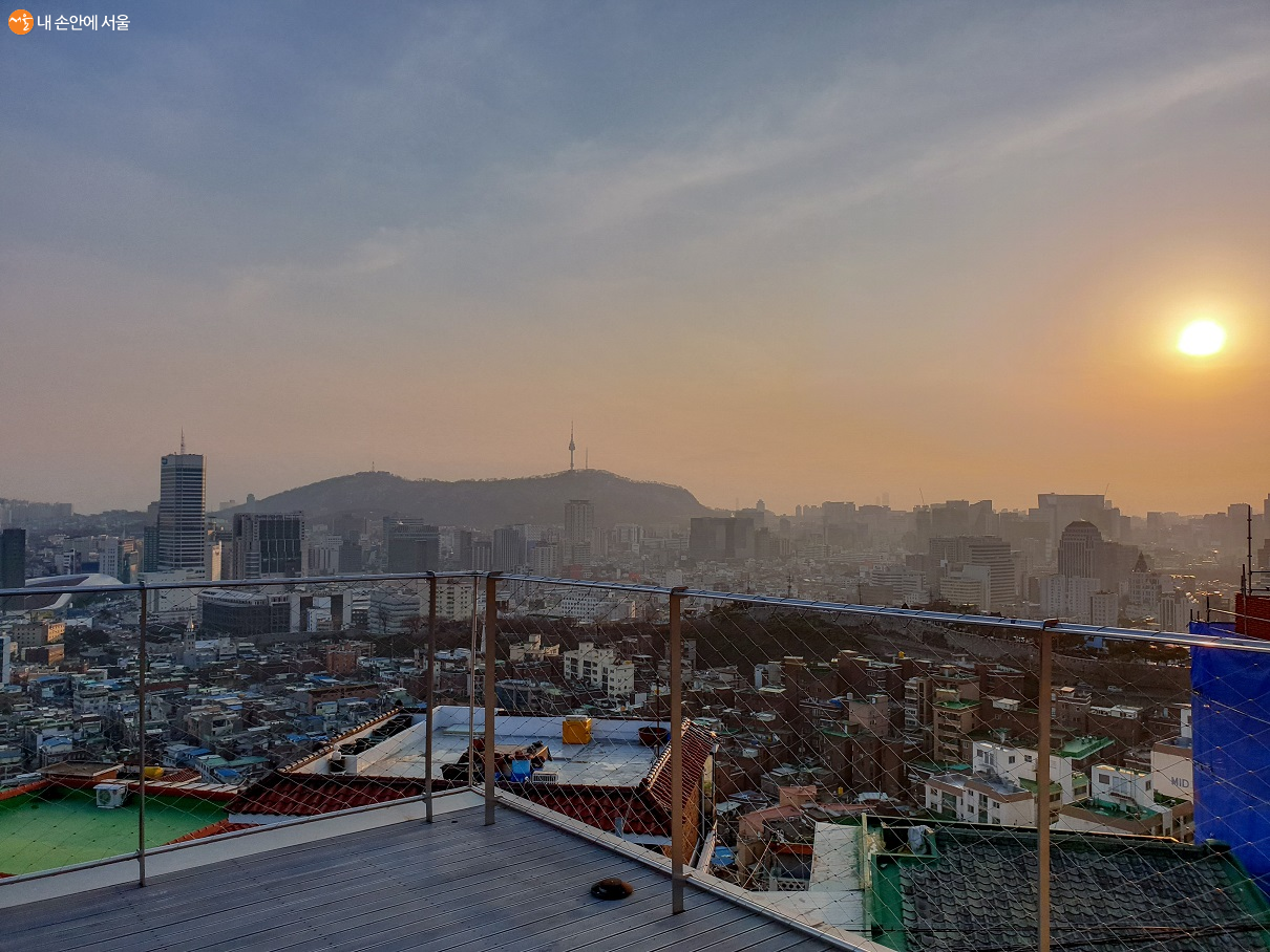 3층 전망대에서 바라본 서울 시내의 모습, 노을과 함께 보이는 서울의 스카이라인이 인상적이다