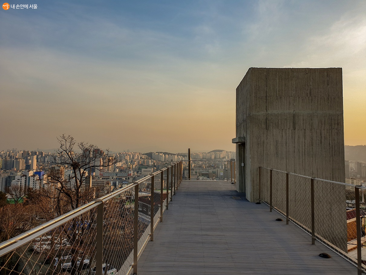채석장 전망대 3층의 모습, 절개지 뿐만 아니라 서울 시내를 한눈에 볼 수 있다