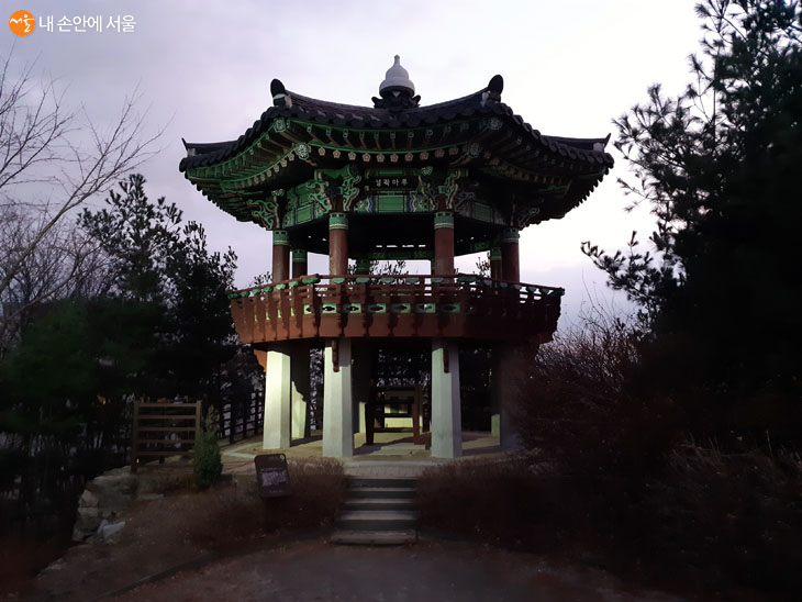서울의 야경과 성곽의 야경을 볼 수 있는 쉼터 성곽마루. 이곳에서 외부산성과 내부산성으로 나누어진다