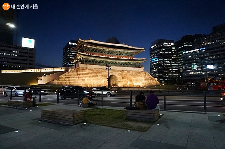 서울미래유산이 있는 남대문 지하보도 앞 남대문 광장. 지난해 새롭게 조성되었다 