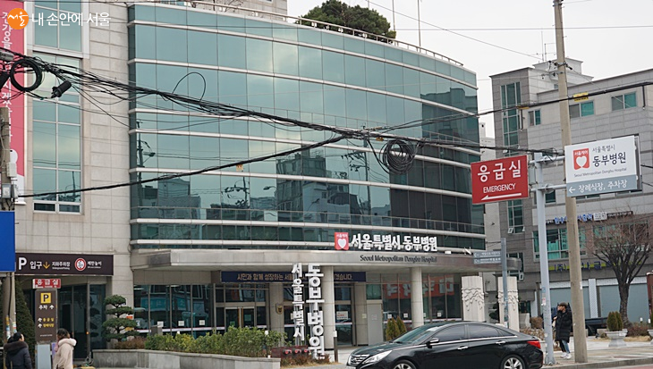 서울특별시 동부병원 앞에 어지럽게 엉켜 있는 전선들