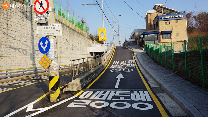 전봇대가 늘어서 위태로워 보이는 거리 풍경