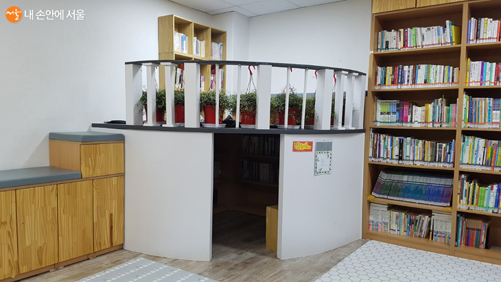 2층 소리마을 작은도서관에서는 책과 함께 즐거운 시간을 보낼 수 있다 