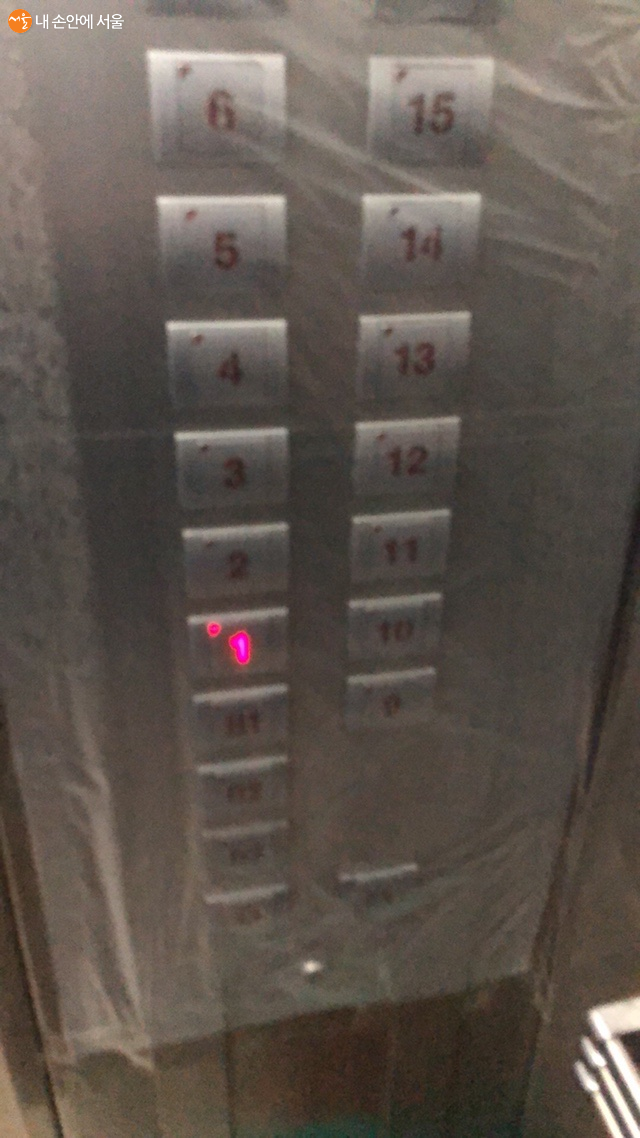 아파트 엘레베이터 내 방역 차원으로 매 시간 손이 닿는 부분을 소독하고 있다