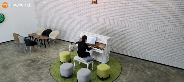 전망대 입구에 전시된 피아노에서는 누구나 연주할 수 있다 