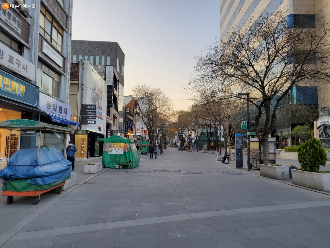 인사동거리가 '사회적 거리두기'로 한산한 모습이다.