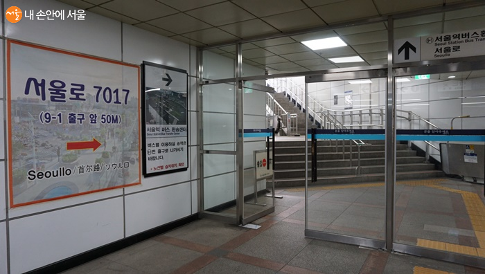 서울로7019은 주로 서울역, 회현역 출구를 이용한다 
