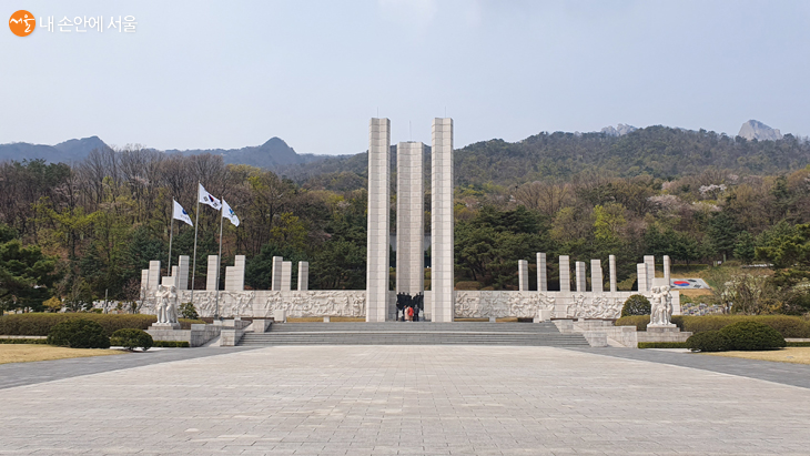 4·19 민주묘지 중앙에 위치한 기념탑 및 분향소로 자유와 평화를 기린다 