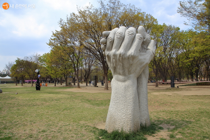 조각 공원에 있는 강희덕 작가 작품 ‘약속의 손’ 