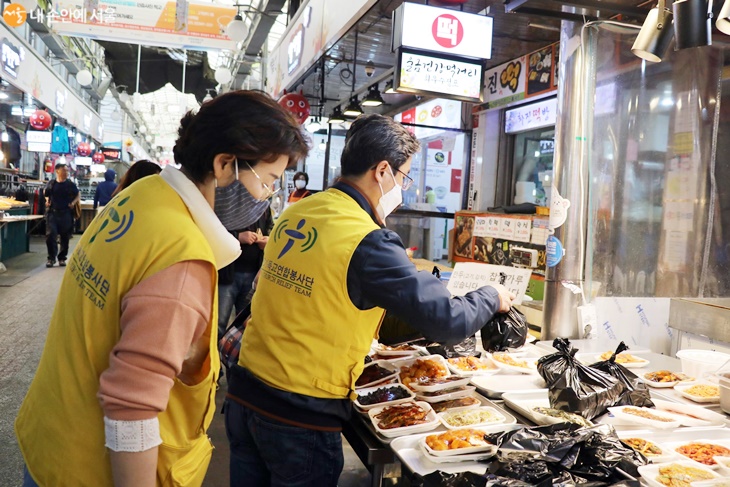 한국기독교연합봉사단이 방학동 도깨비시장에서 장을 보고 있다